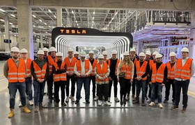 Soldatentag in der TESLA Gigafactory