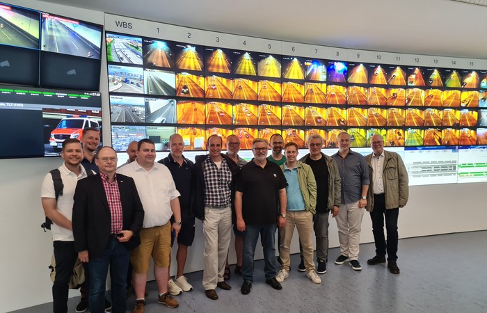 HOW zu Besuch in der Elbtunnelleitzentrale